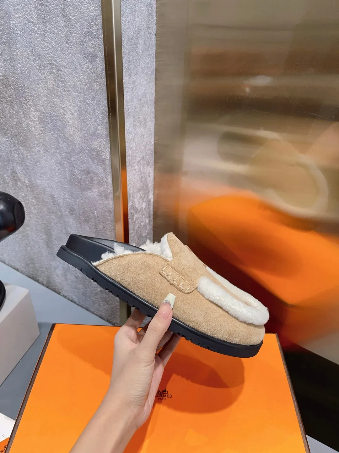 [H Family Hermès] P: 520💰 Size: Male 39-44 (45 customized) Female 35-40 (41 customized) HERMES Hermès top luxury version HERMES Hermès cute half-drag.  Jindian’s family language design! It looks good no matter how you match it! Casual and high-end feeling. The comfort is also great. Paired with various colorful socks, it gives a trendy and high-end feeling. The top version of real wool is high quality. ●Upper: imported cow suede. ●Inner: imported sheepskin. ●Foot pads: imported mixed sheepskin.